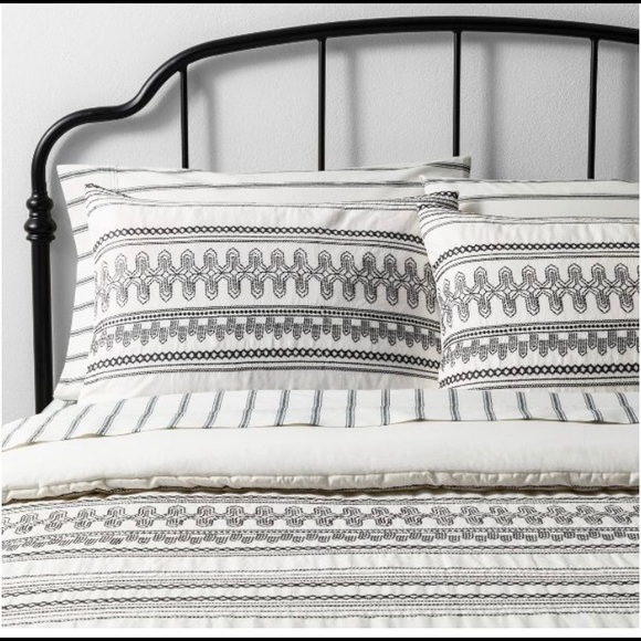 Hearth & Hand Bedding Fullqueen Embroidered Comforter Sham Set